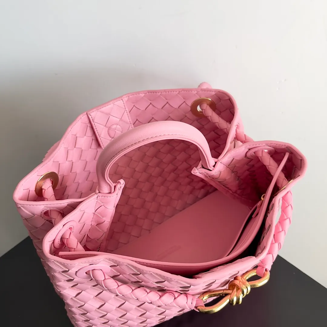 The 2023 new Andiamo batch of 2260 BV has been shipped‼ ️Really popular🔥The new Andiamo woven handbag launched by Bottega Veneta this season is really popular all over the world! ! Celebrities at home and abroad have worn it, and Oscar-winning actress Michelle Yeoh has taken it out on the street. Song Jia, Trai Yara, Yu Feihong, Sanji Ayaka, Rosie Hunting-Whiteley, Yoshioka Riho, etc. have all picked up this bag. It is classic and versatile, showing off its temperament, and the bag capacity is also large, which is very convenient for daily commuting! ! A variety of carrying methods, the shoulder straps can be adjusted by yourself, the original lambskin feels soft and delicate, and the unisex style breaks the gender boundaries and brings a more practical and long-lasting use experience. Andiamo, which has both elegant and casual styles, perfectly interprets the true appearance of "fashionable old money style". Style number: 743572 Size: 32*24*12